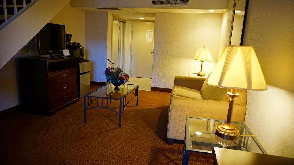 Hotel Ramada By Wyndham Wichita Airport Exterior foto