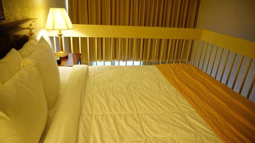 Hotel Ramada By Wyndham Wichita Airport Exterior foto