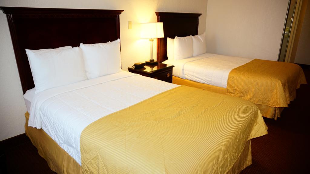 Hotel Ramada By Wyndham Wichita Airport Zimmer foto