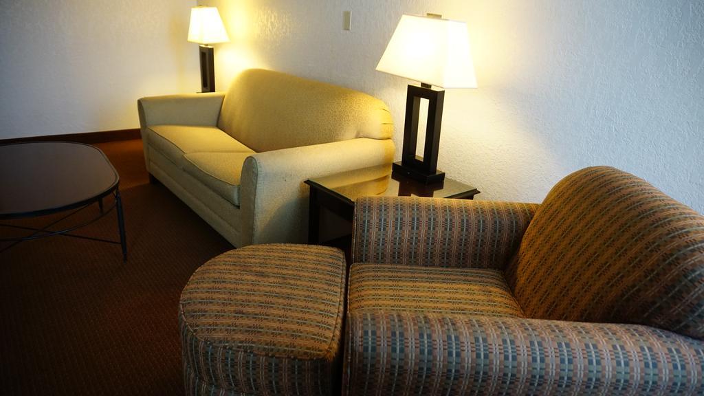 Hotel Ramada By Wyndham Wichita Airport Zimmer foto