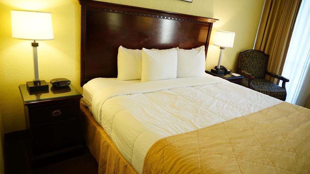 Hotel Ramada By Wyndham Wichita Airport Zimmer foto