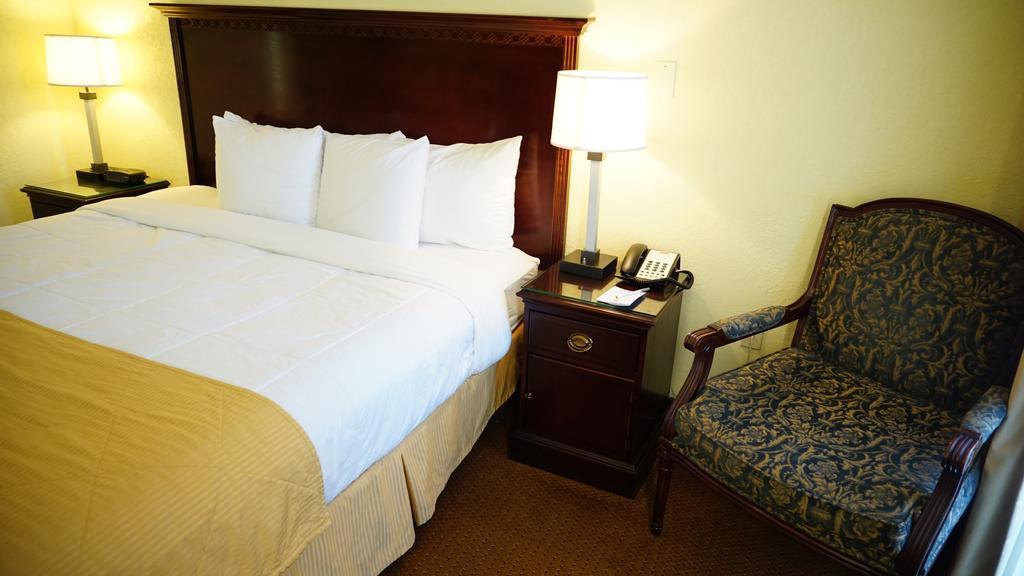 Hotel Ramada By Wyndham Wichita Airport Zimmer foto