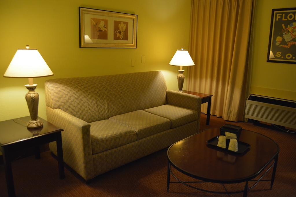 Hotel Ramada By Wyndham Wichita Airport Exterior foto