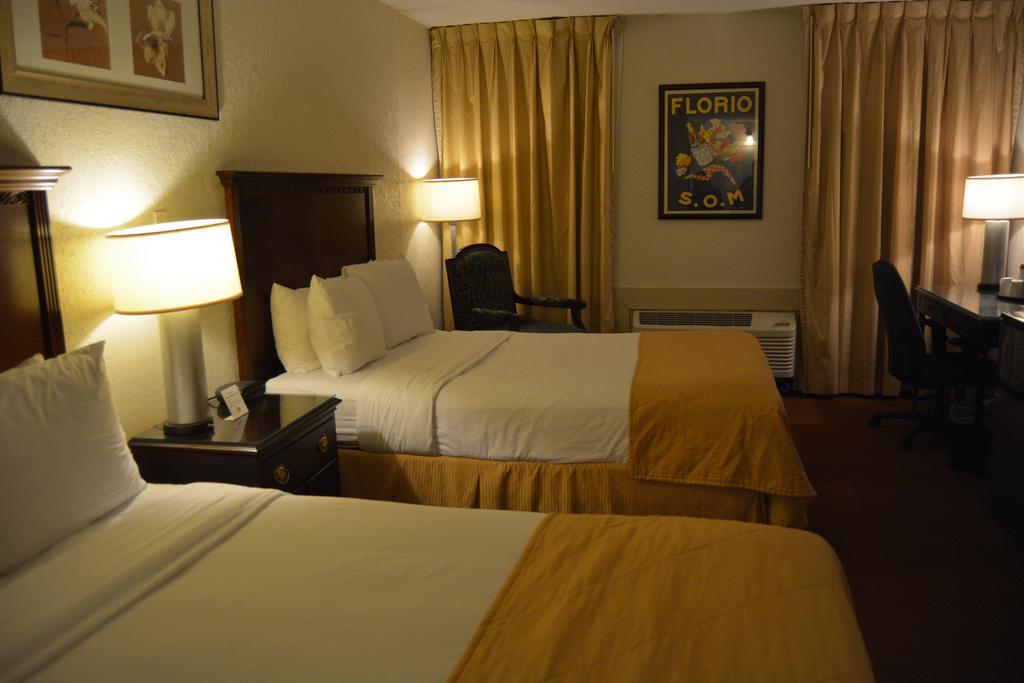 Hotel Ramada By Wyndham Wichita Airport Exterior foto