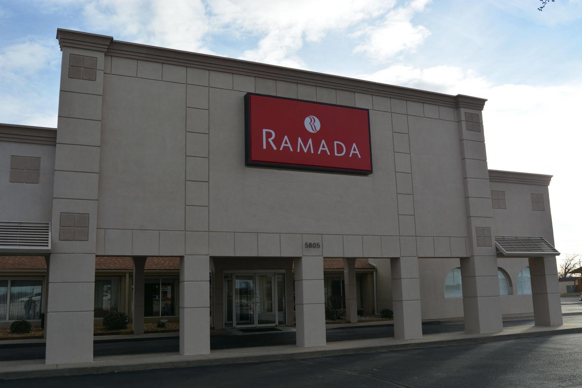 Hotel Ramada By Wyndham Wichita Airport Exterior foto