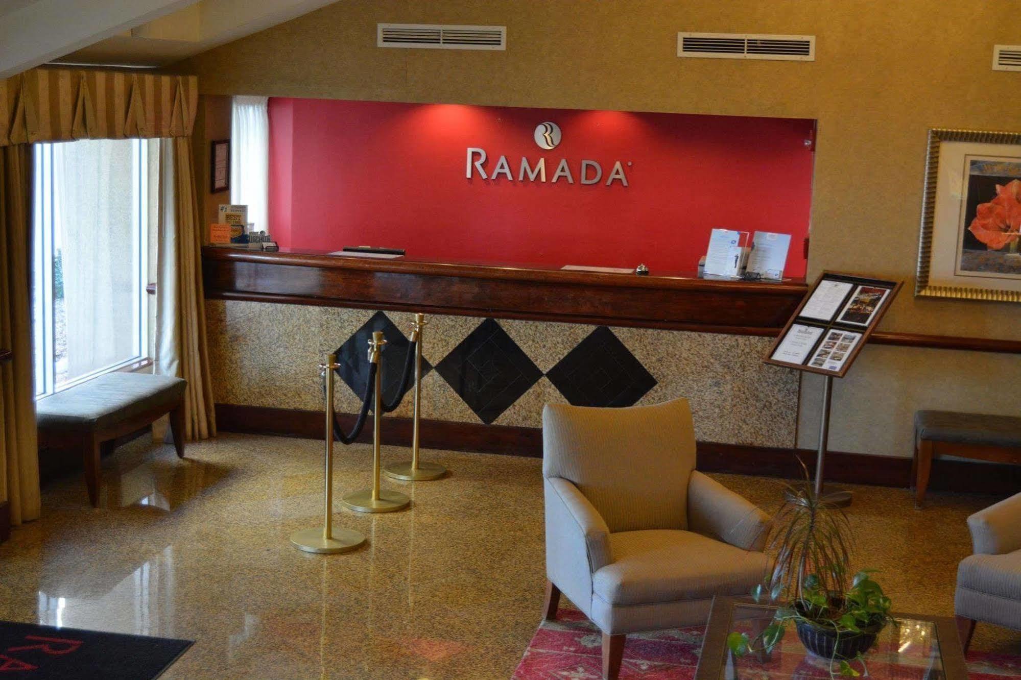 Hotel Ramada By Wyndham Wichita Airport Exterior foto