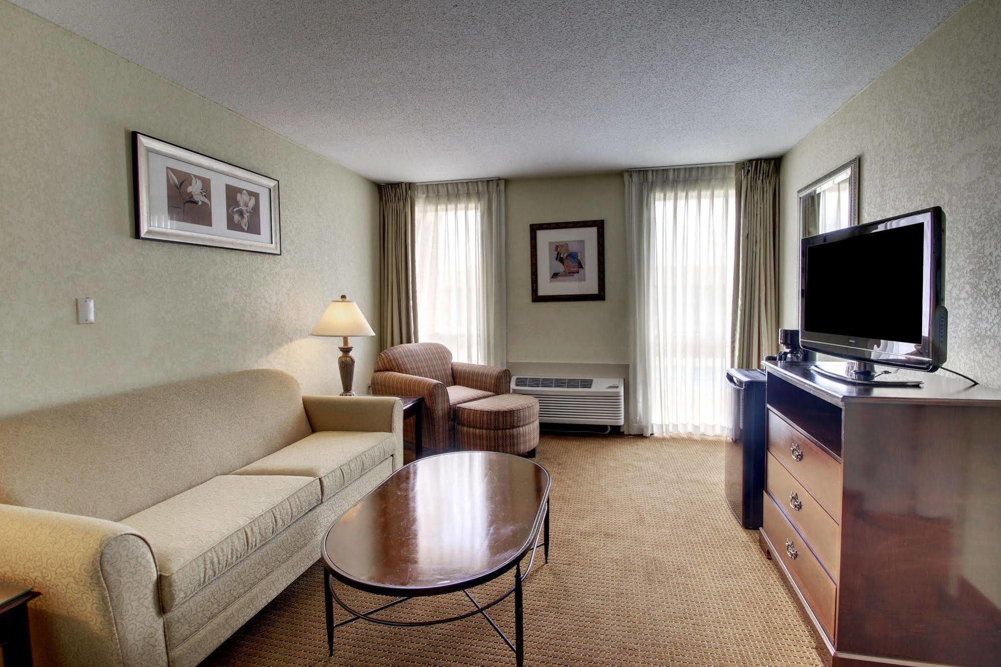 Hotel Ramada By Wyndham Wichita Airport Exterior foto