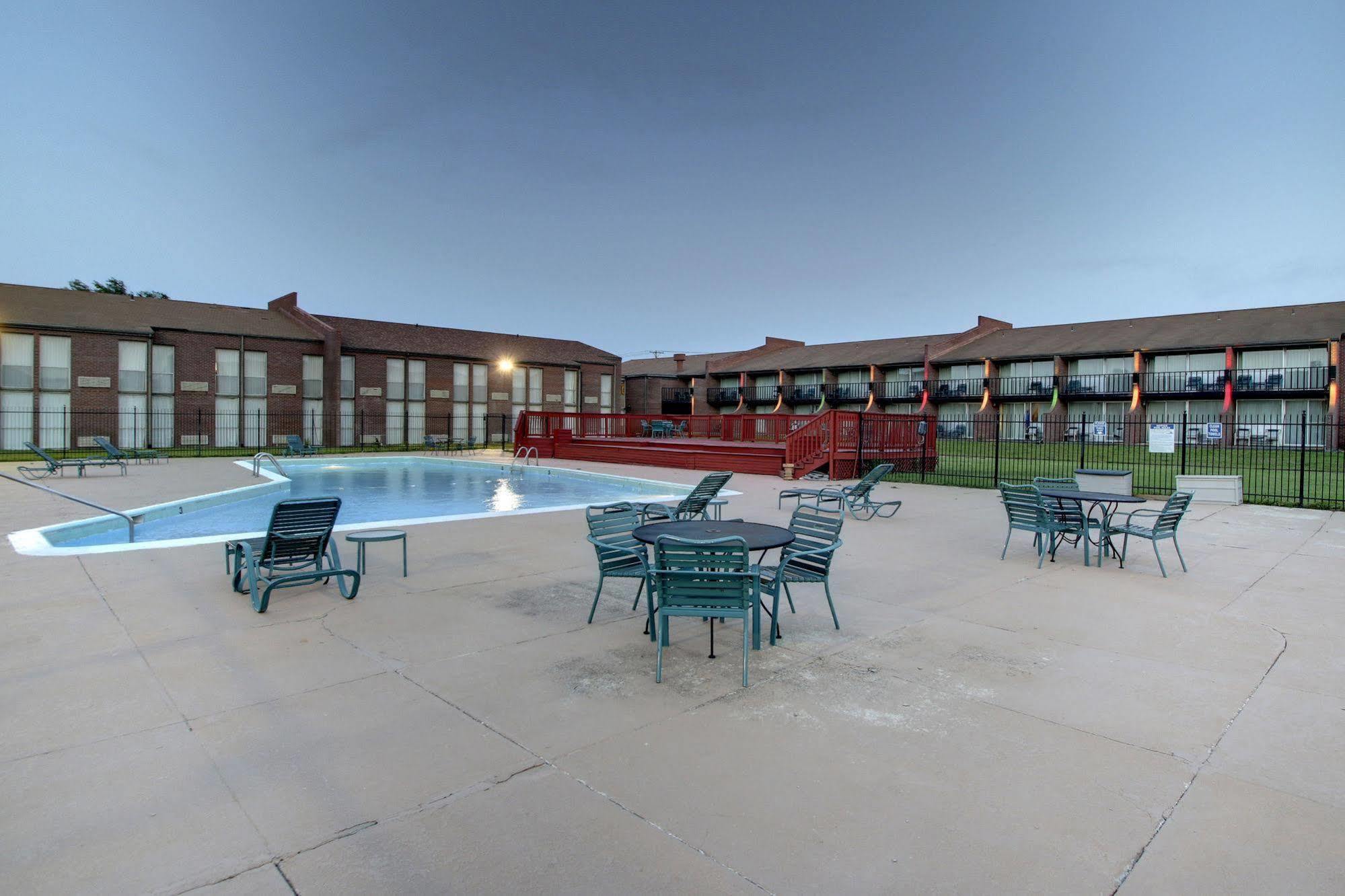 Hotel Ramada By Wyndham Wichita Airport Exterior foto